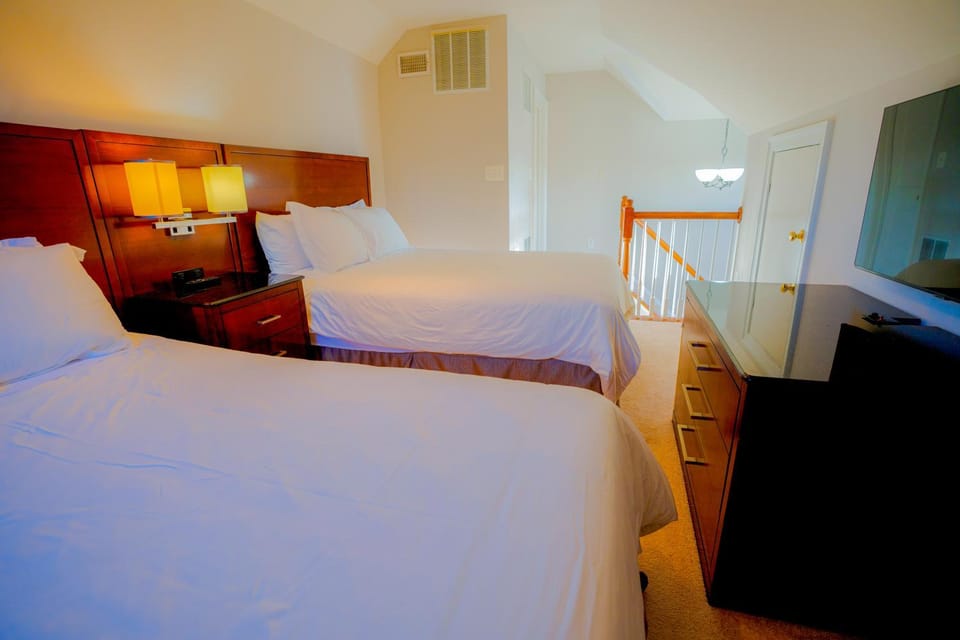 Stay Together Near DC - Spacious 5BR Home Sleeps 16 or more Bed and Breakfast in Arlington