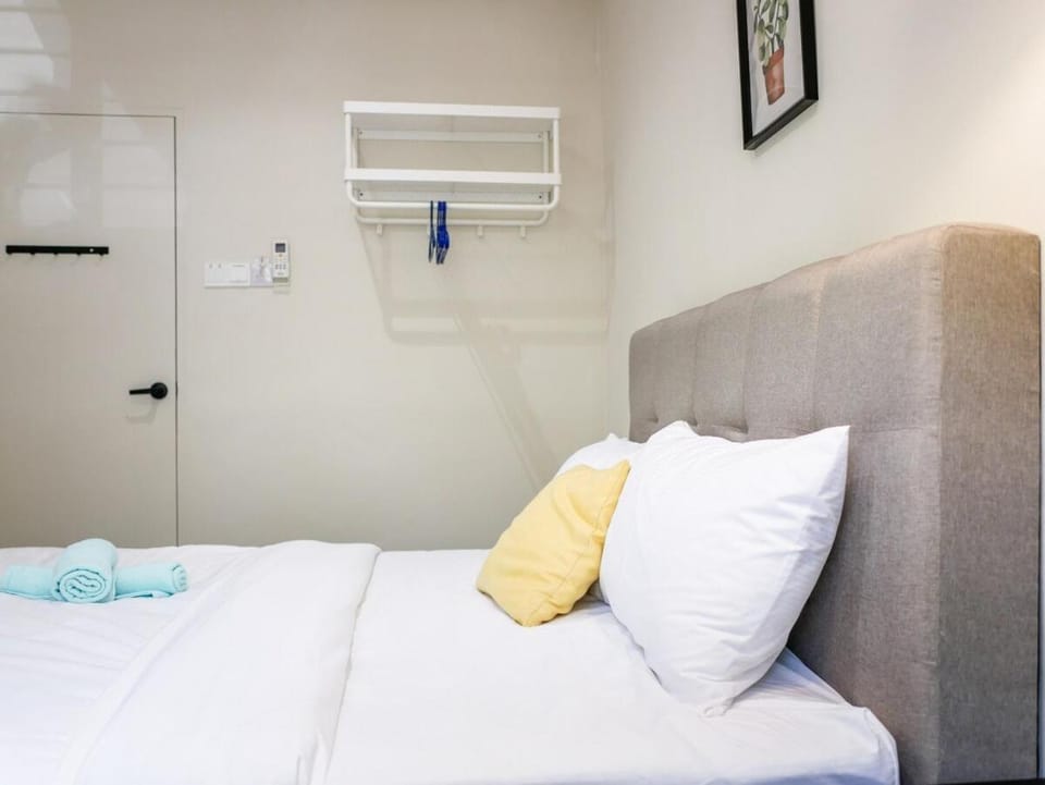 Bed, Bedroom, towels