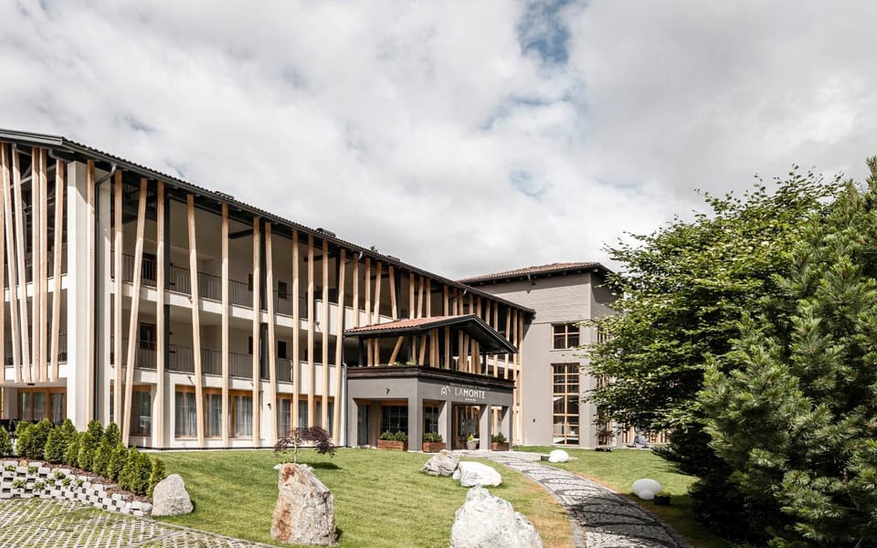 Property building, Facade/entrance, Garden