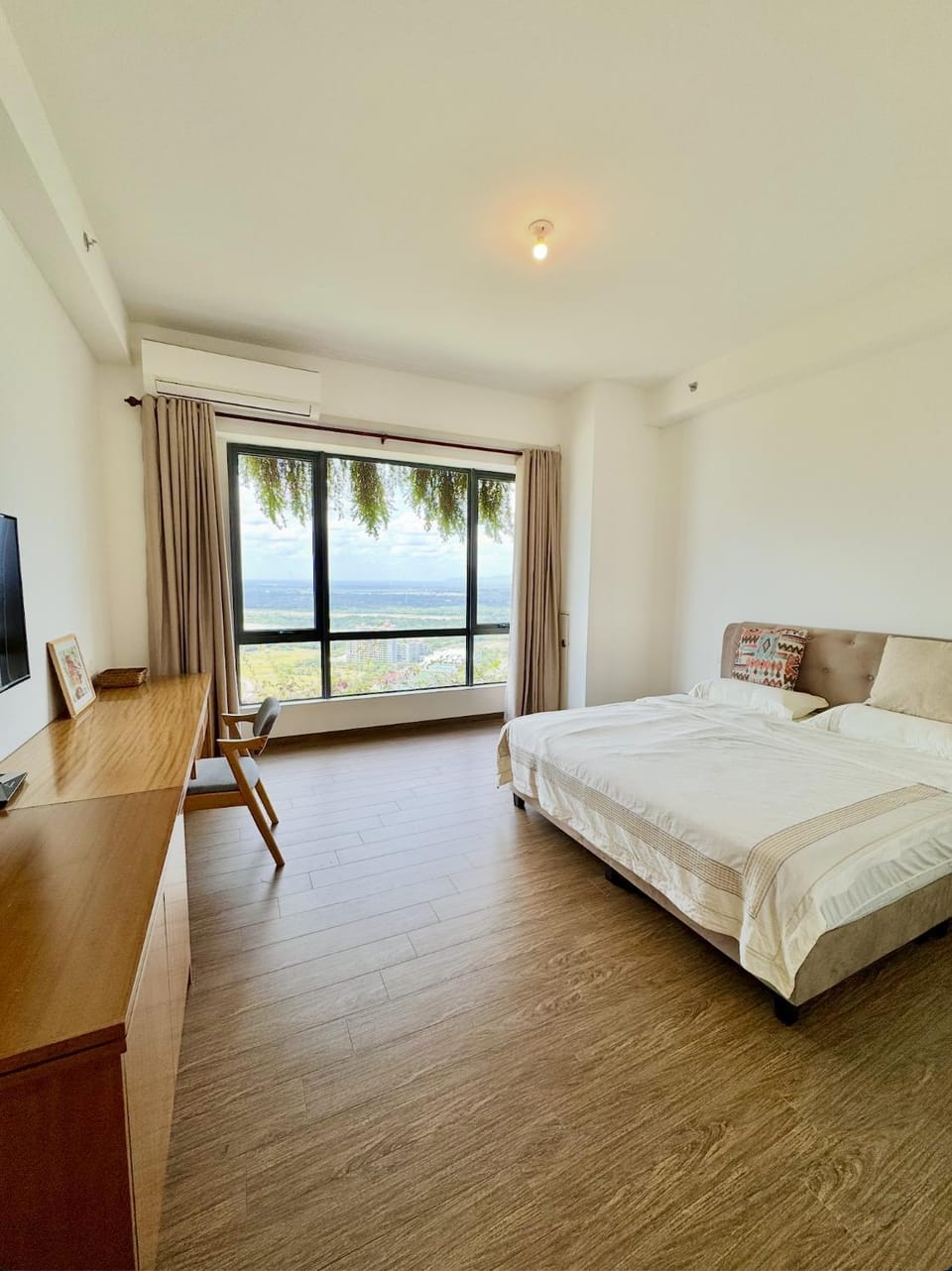 Bed, TV and multimedia, Living room, Photo of the whole room, Seating area, Bedroom