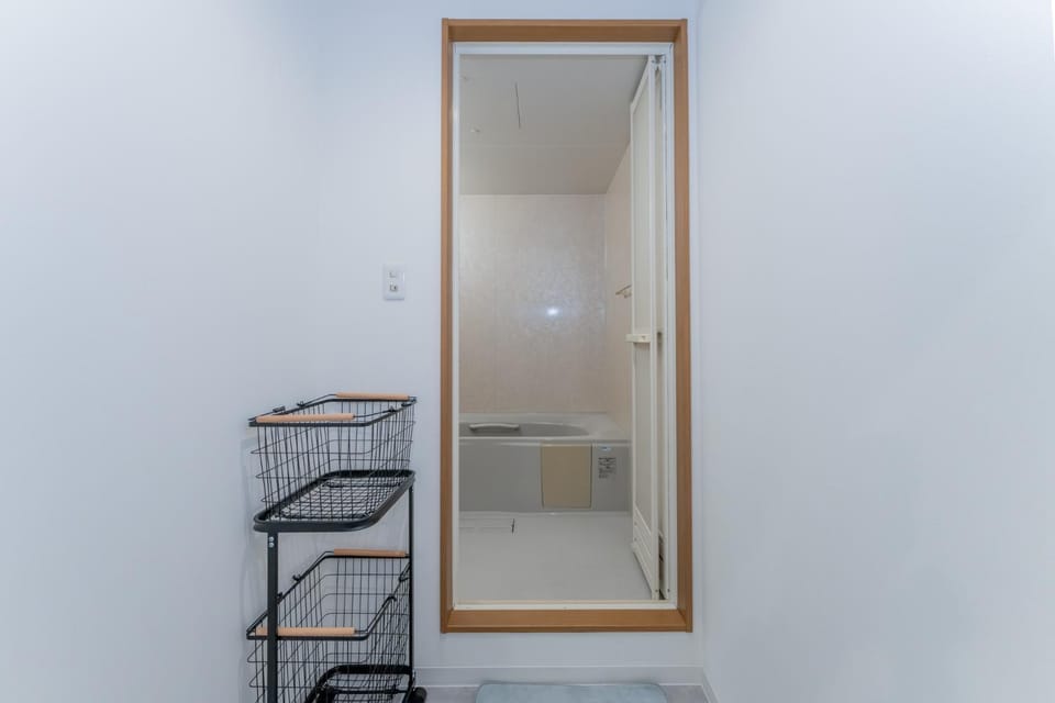 Shower, Bathroom, Internal: Not applicable to any particular room