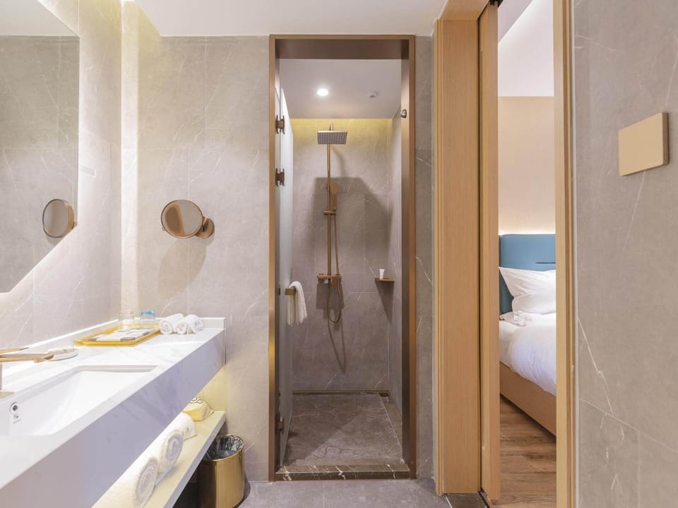 Shower, Toilet, Bathroom, towels