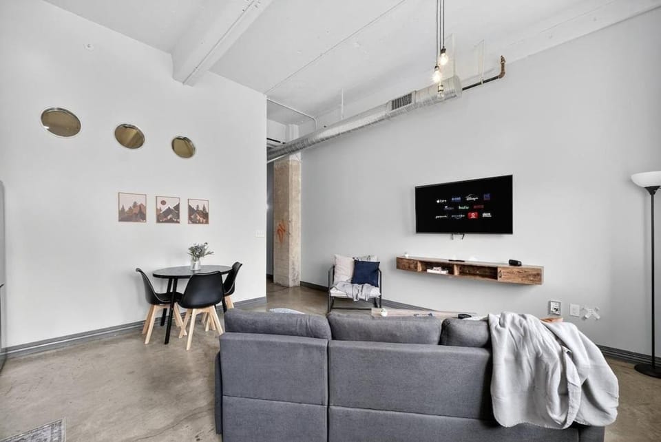 Renovated Downtown Retreat | Pool + In-Unit Laundry Apartment in Dallas