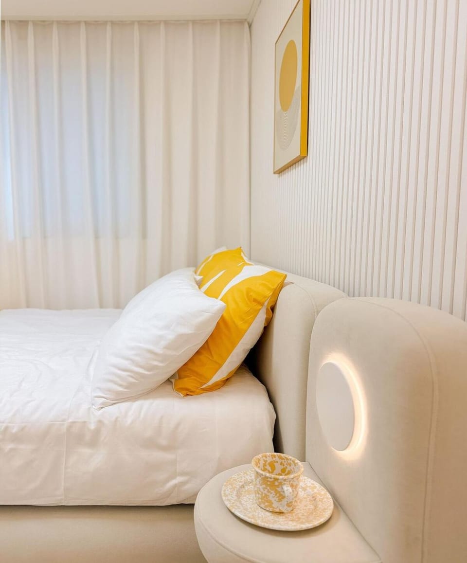 Bed, Photo of the whole room, Seating area, Bedroom