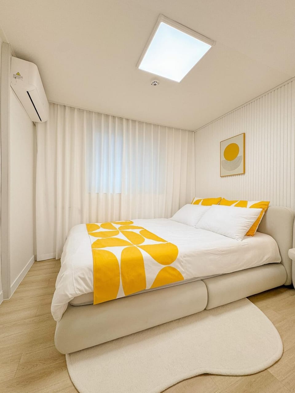 Bed, Photo of the whole room, Bedroom, air conditioner