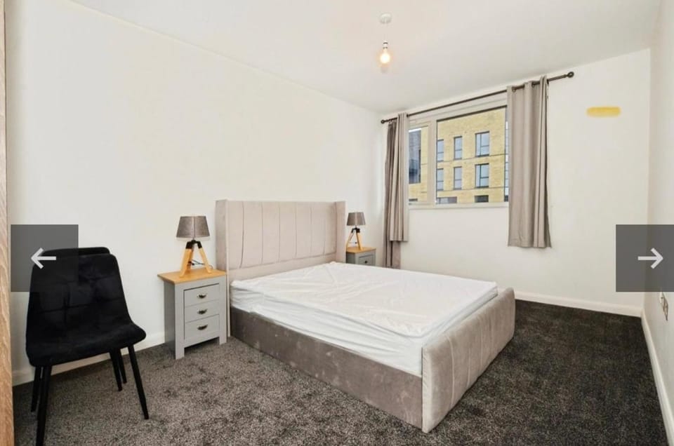 Modern top floor 1 bedroom apartment with balcony & sky views Apartment in Hayes