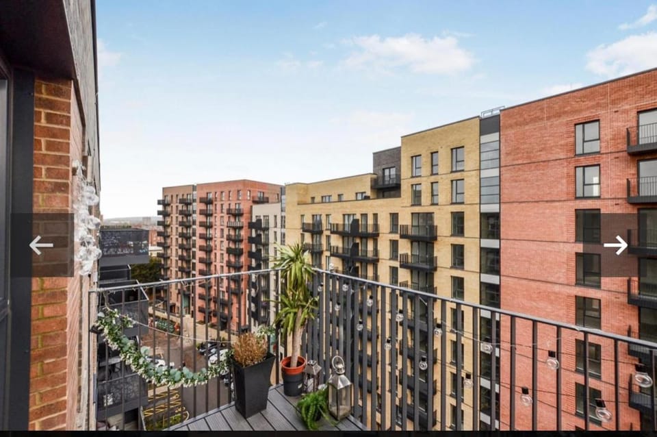 Modern top floor 1 bedroom apartment with balcony & sky views Apartment in Hayes