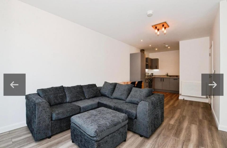 Modern top floor 1 bedroom apartment with balcony & sky views Apartment in Hayes