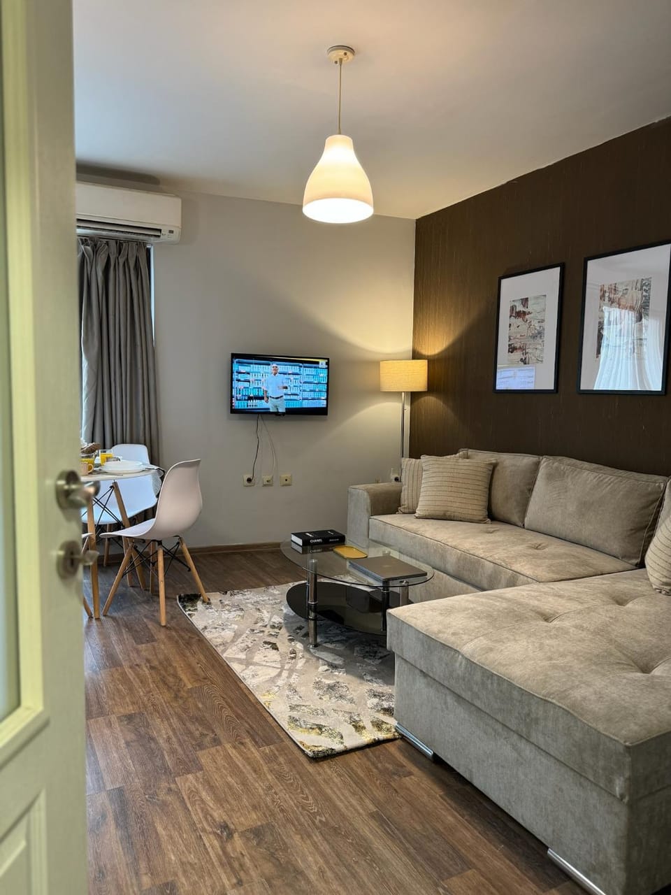 TV and multimedia, Living room, Seating area, air conditioner
