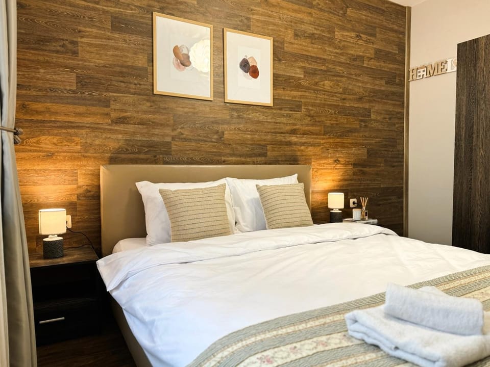 Bed, Bedroom, towels