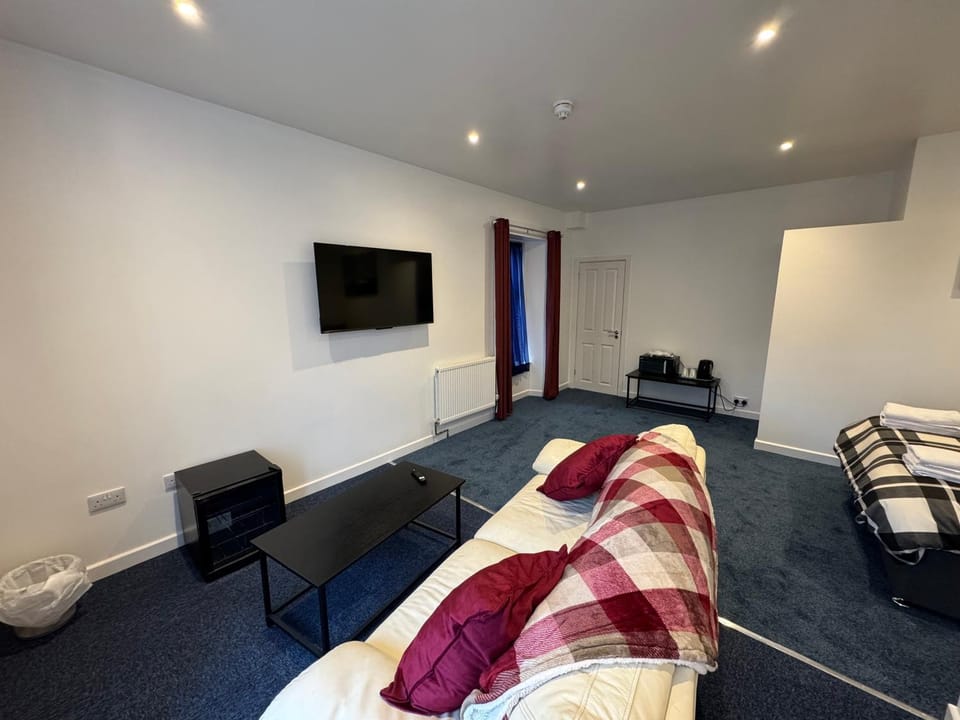 Shower, TV and multimedia, Living room, Photo of the whole room, Seating area, Bedroom, Parking