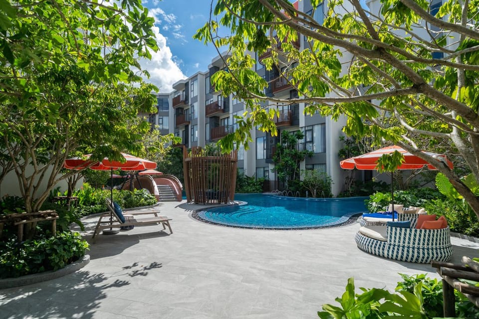 Property building, Day, Pool view, Swimming pool, sunbed