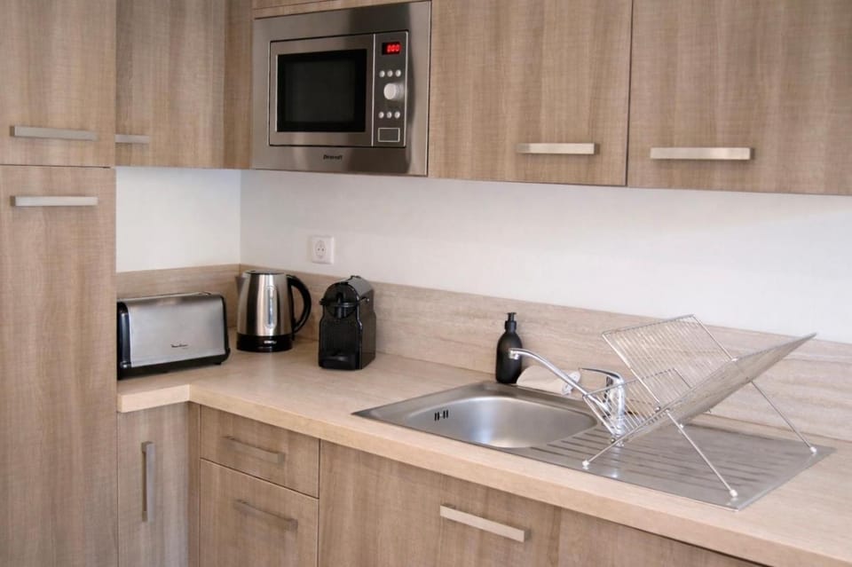 Coffee/tea facilities, Kitchen or kitchenette, stove, toaster