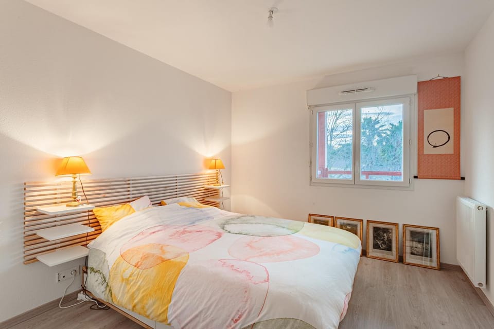 Photo of the whole room, Bedroom