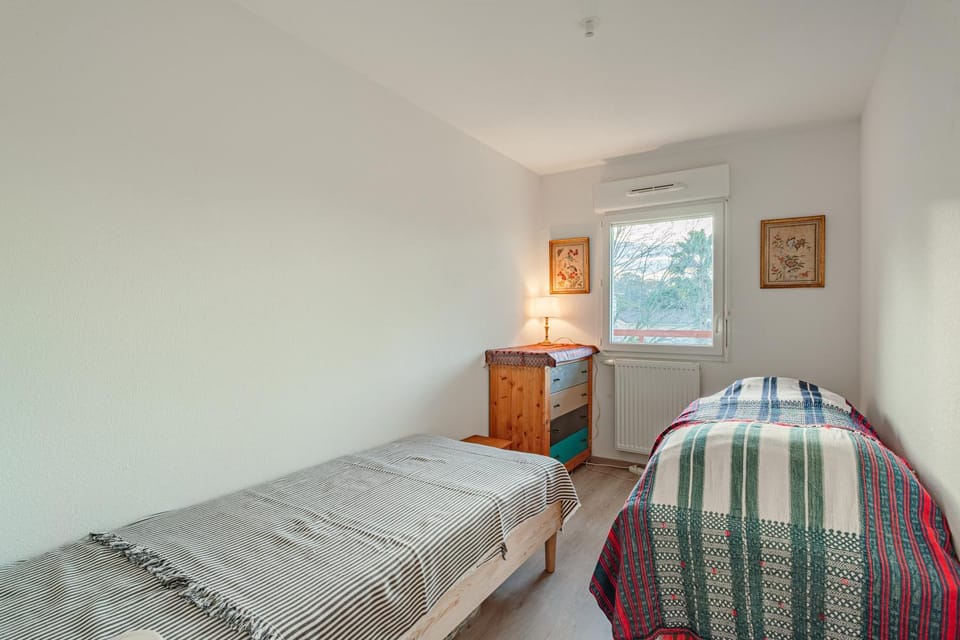 Photo of the whole room, Bedroom