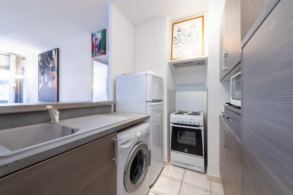 Kitchen or kitchenette, oven, washing machine
