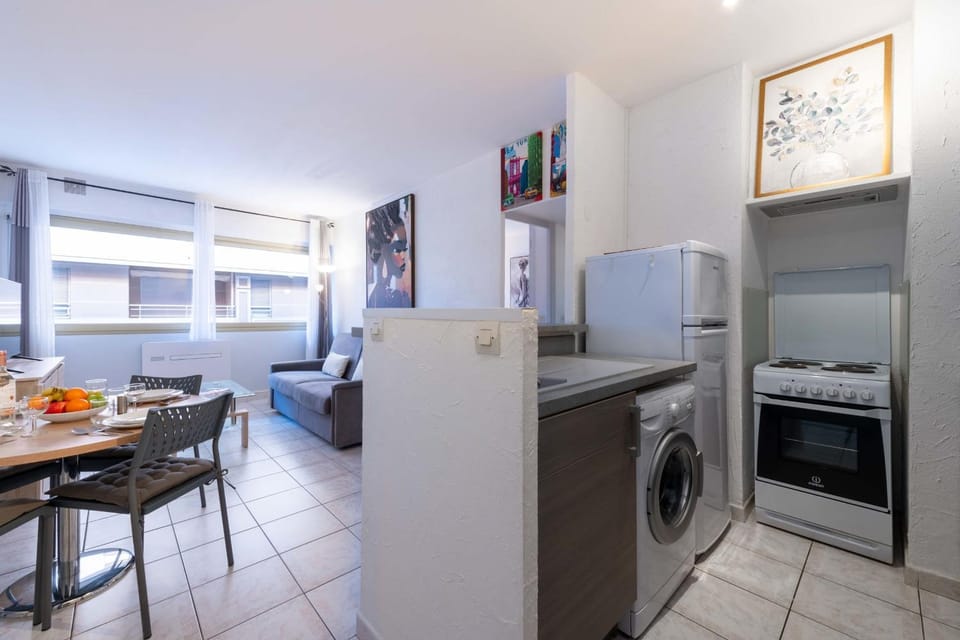 Kitchen or kitchenette, Living room, oven