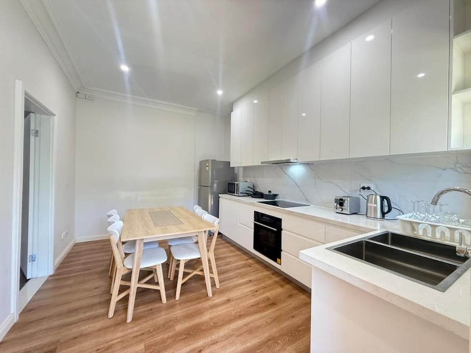 Coffee/tea facilities, Kitchen or kitchenette, Dining area, stove