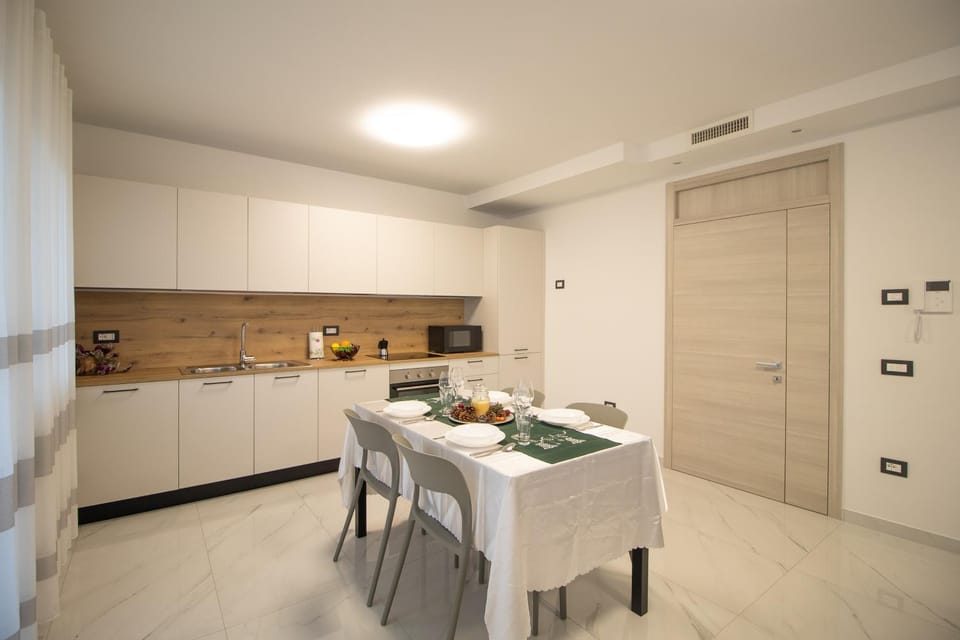 Coffee/tea facilities, Kitchen or kitchenette, Dining area, stove