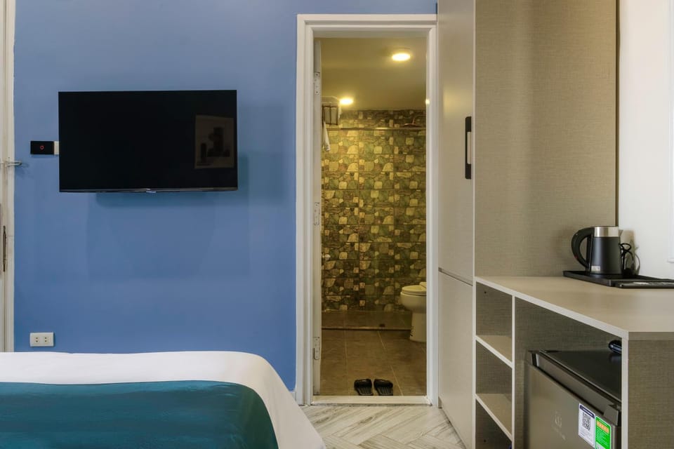 Bed, TV and multimedia, Kitchen or kitchenette, Bedroom