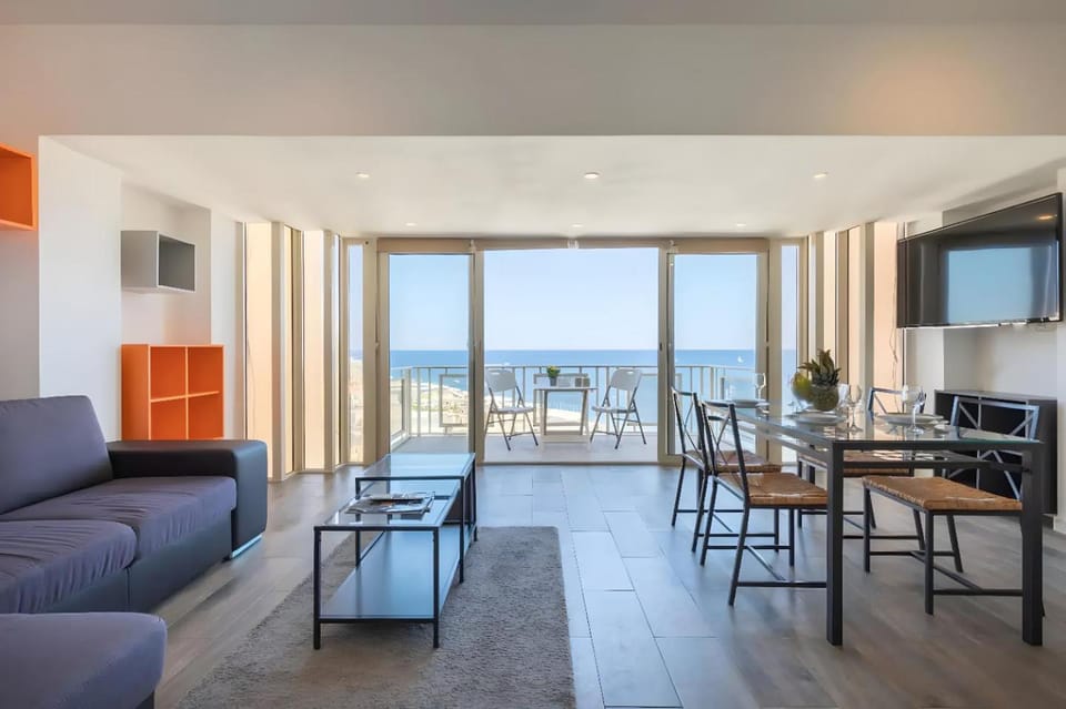 Property building, TV and multimedia, Living room, Sea view, Sea view, Sunrise