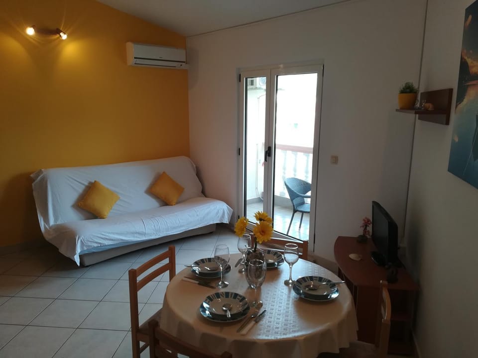 TV and multimedia, Living room, Seating area, Dining area, air conditioner