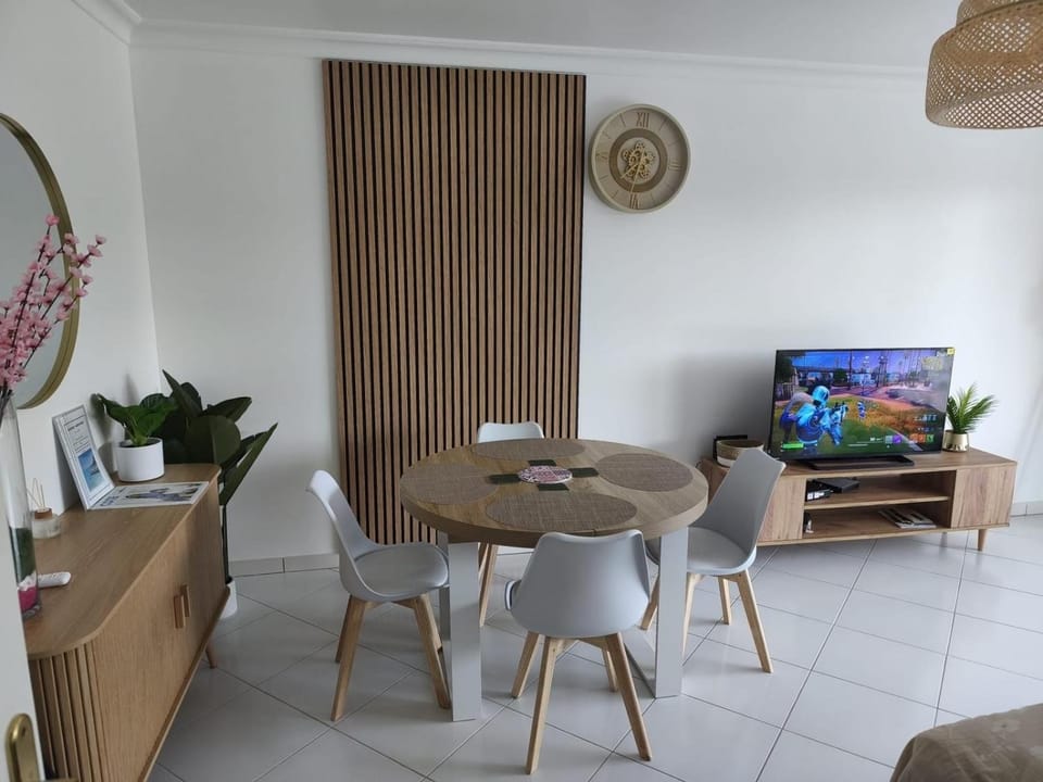 Apartment with private garden, Pool & beach 150 m Apartment in Antibes