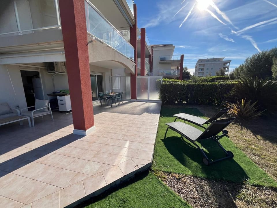 Apartment with private garden, Pool & beach 150 m Apartment in Antibes