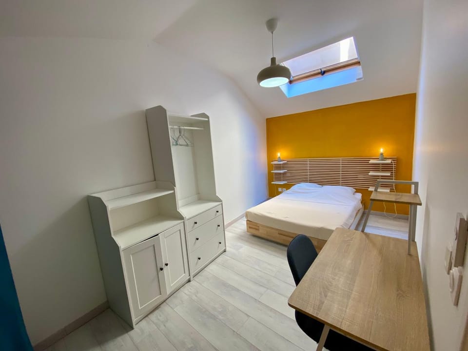 Photo of the whole room, Bedroom
