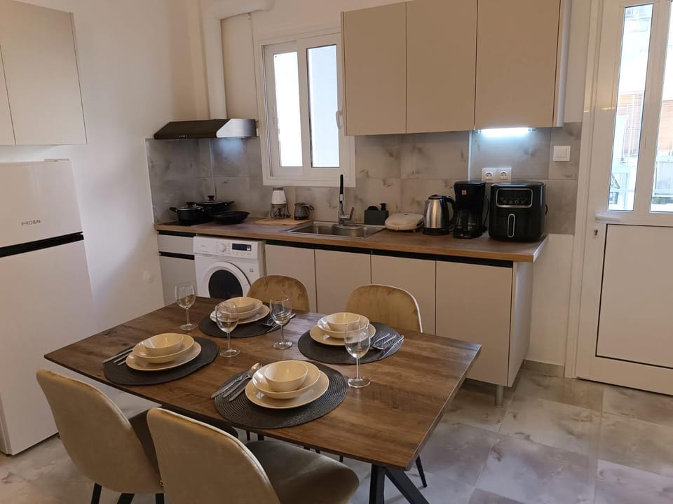 Kitchen or kitchenette, Dining area