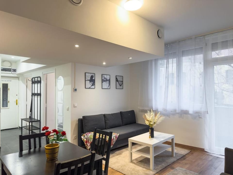 2BDR Gellért Stay w AC & Balcony by NW Apartment in Budapest