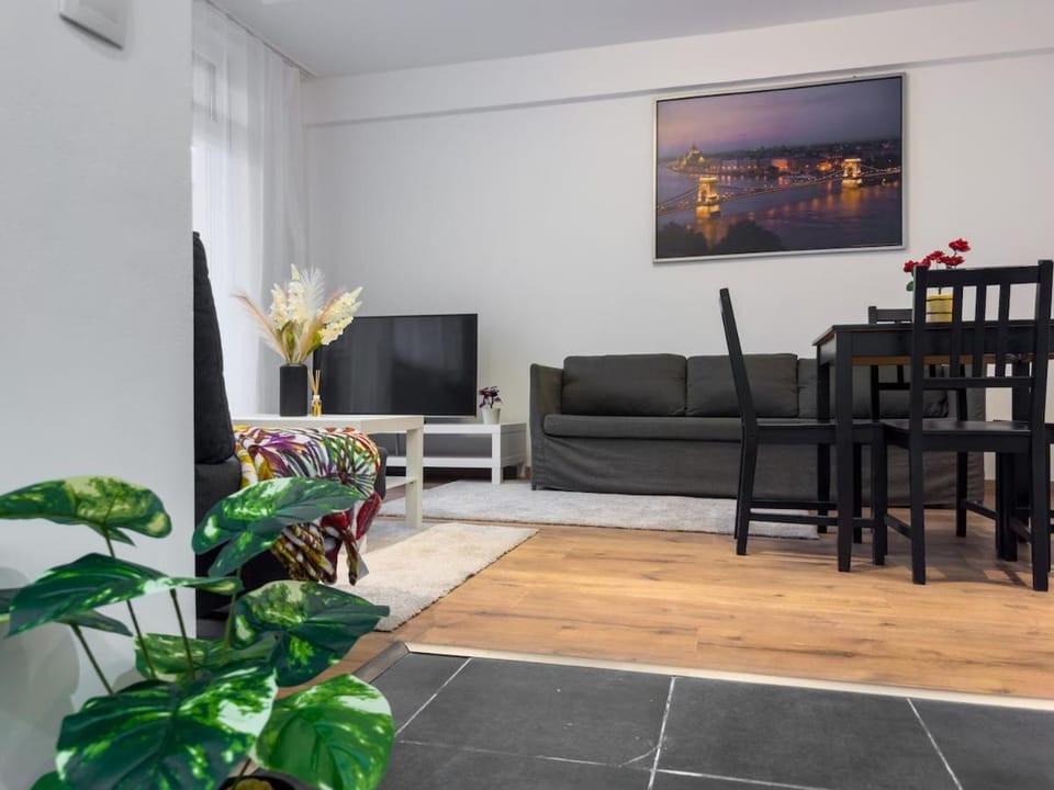 2BDR Gellért Stay w AC & Balcony by NW Apartment in Budapest