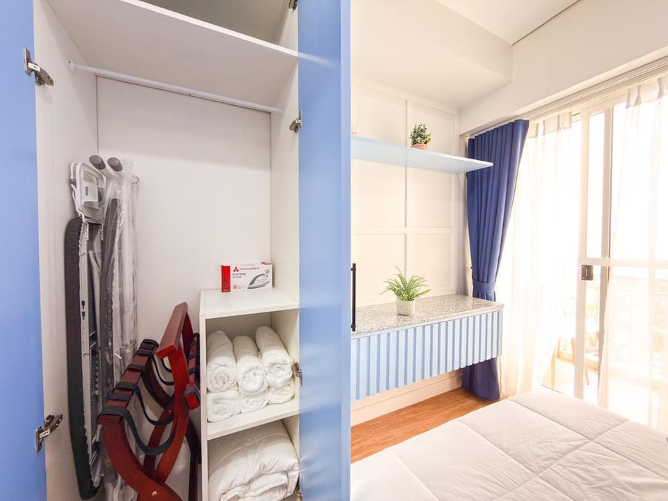 Bedroom, towels, wardrobe