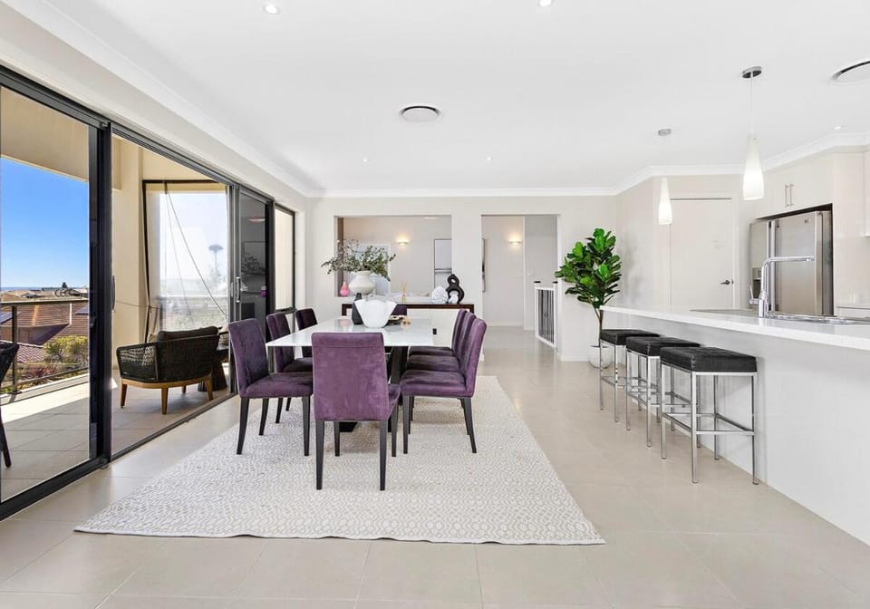 Shell Cove Holiday Home Ocean Views & Heated Pool House in Wollongong