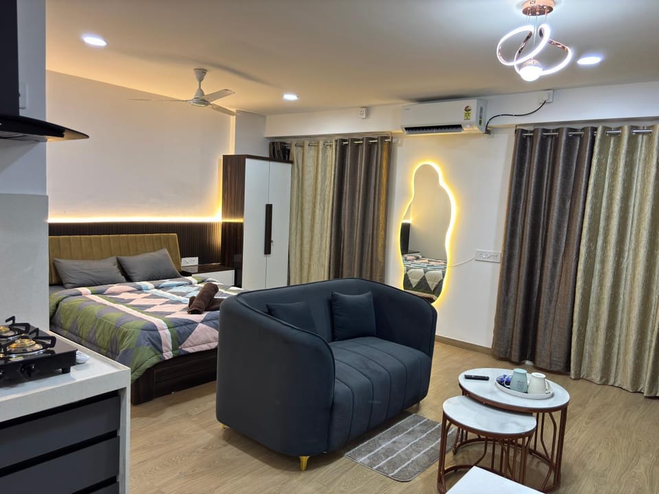 Flat near airport, beautiful studio Bed and Breakfast in Pune