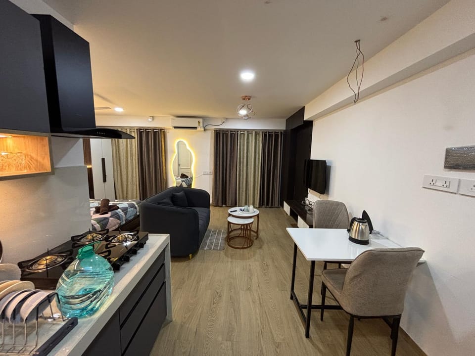 Flat near airport, beautiful studio Bed and Breakfast in Pune