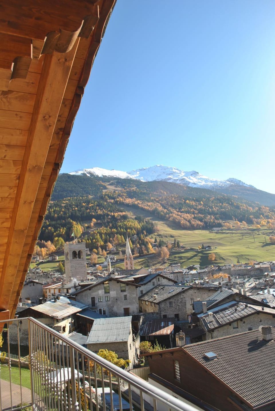 Nearby landmark, Day, Natural landscape, Balcony/Terrace, Autumn, City view, Landmark view, Mountain view