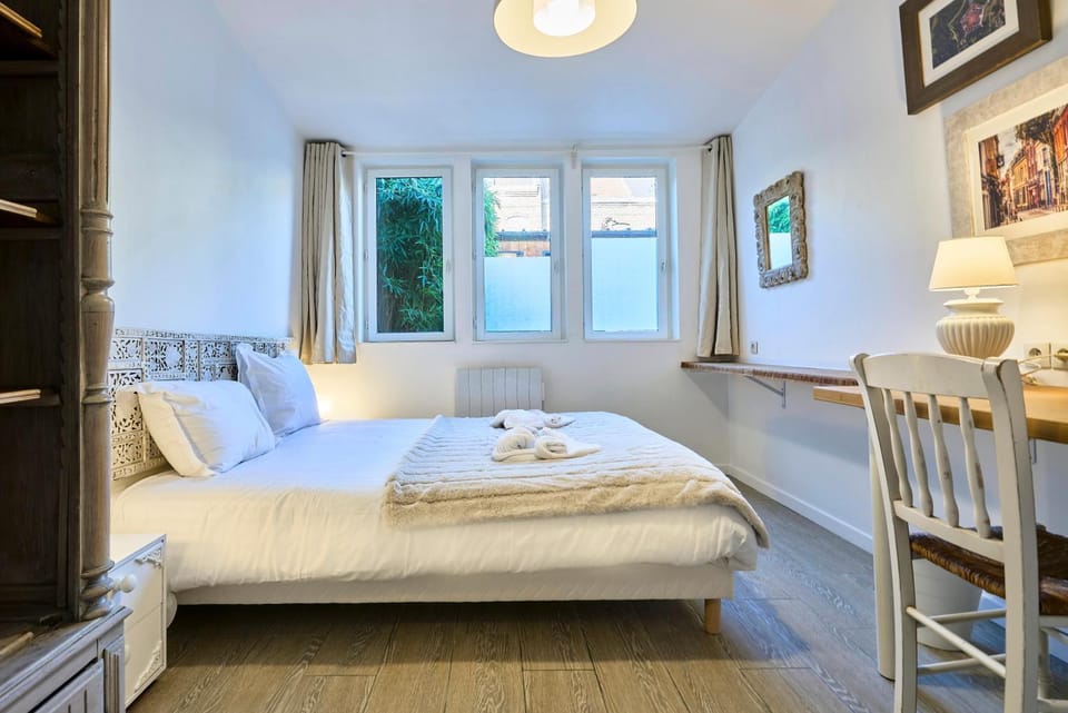 Bed, Photo of the whole room, Bedroom, towels