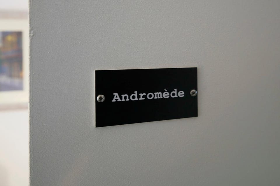 Logo/Certificate/Sign, Text overlay