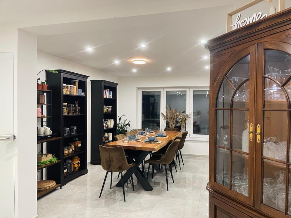 Library, Kitchen or kitchenette, Living room, Food and drinks, Seating area, Dining area, Drinks