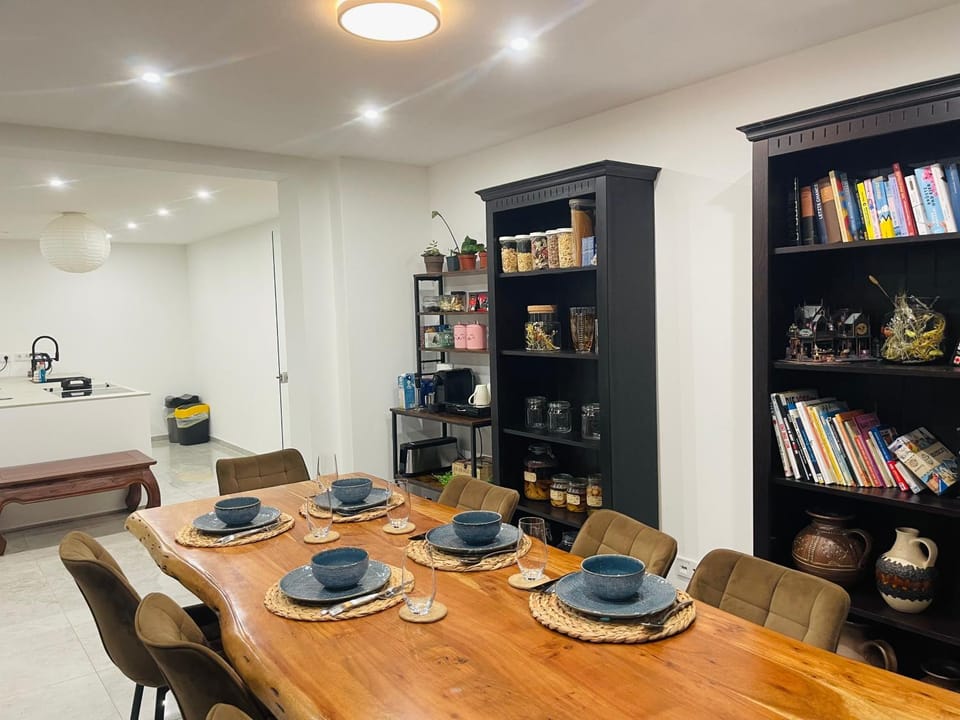 Library, Coffee/tea facilities, Living room, Food and drinks, Seating area, Dining area, Food