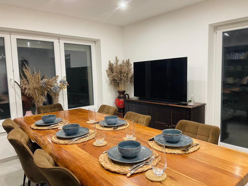 Communal lounge/ TV room, TV and multimedia, Living room, Seating area, Dining area, Evening entertainment