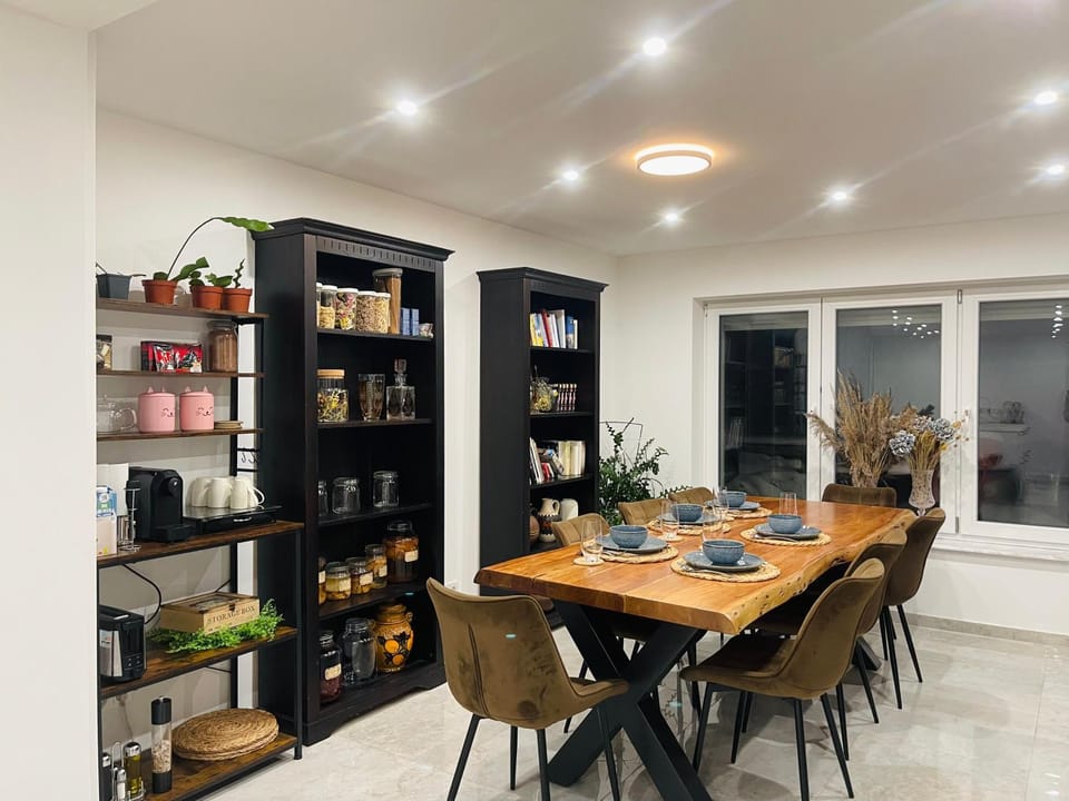 Library, Coffee/tea facilities, Living room, Food and drinks, Seating area, Dining area, Food, Drinks