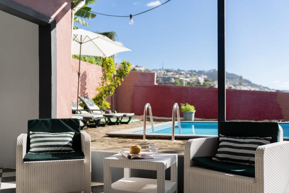 Seating area, Swimming pool, sunbed