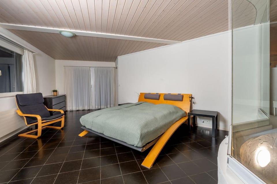 Lake & Mountain View Apartment near Faulensee Balcony BBQ & Free Parking Villa in Canton of Bern (Region)
