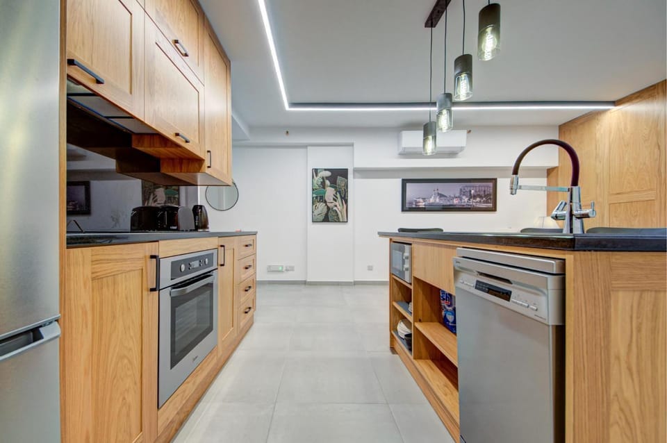 Kitchen or kitchenette, dishwasher, minibar, oven, stove, toaster