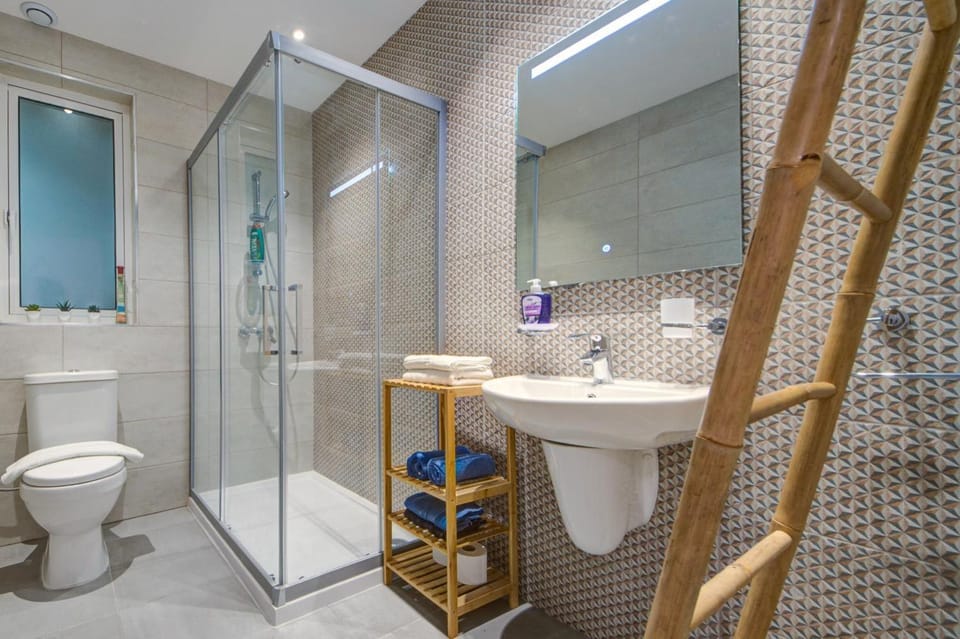 Shower, Toilet, Bathroom, towels