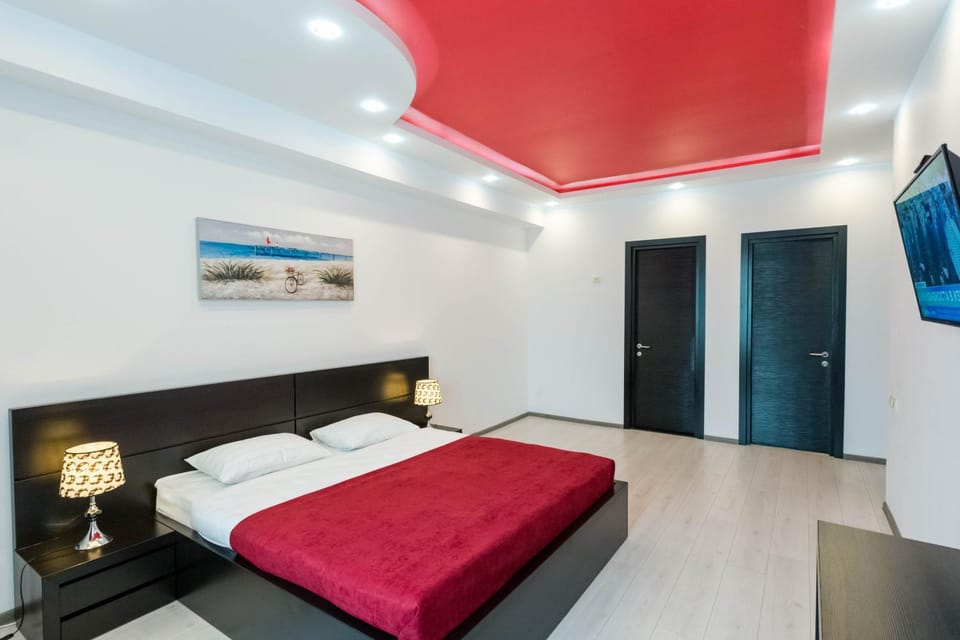 Bed, TV and multimedia, Photo of the whole room, Bedroom
