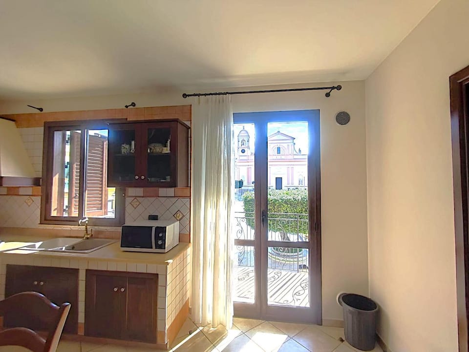 Kitchen or kitchenette, Dining area, oven