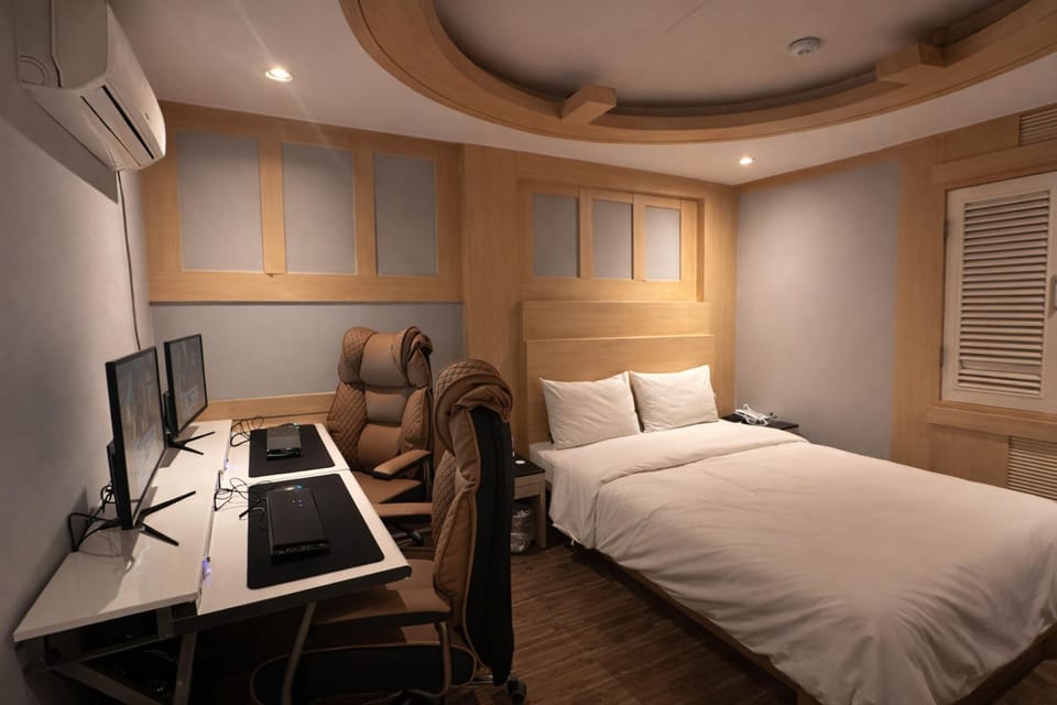 TV and multimedia, Seating area, Bedroom, air conditioner